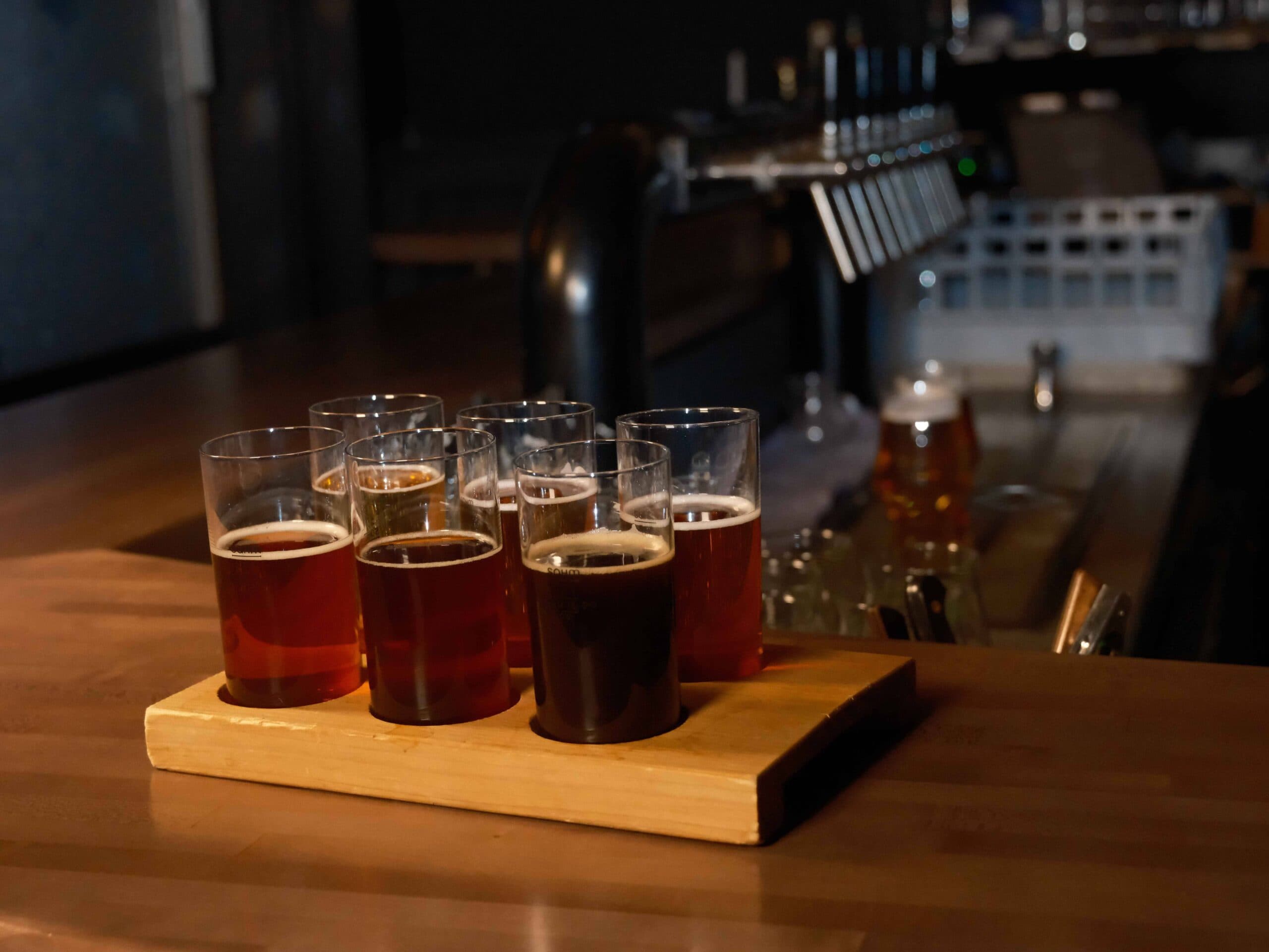 Verkostungsbrett mit mehreren kleinen Gläsern Craft Beer